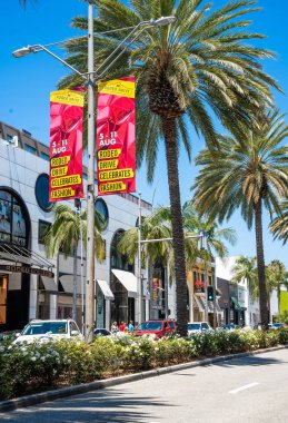 Beverly Hills, California - 29 Haziran 2024: Beverly Hills California 'da Rodeo Drive' da insanlar ve mağazalarla sokak sahnesi.