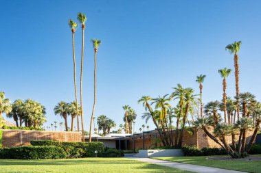 Palm Springs, California - 27 Haziran 2024: Lüks Palm Springs California 'daki modern ev. Mimar Donald Wexler. Eski ünlü Dinah Shore 'un evi. Palm Springs California 'nın lüks semtindeki turistik modern ev