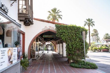 Palm Springs, Kaliforniya - 27 Haziran. 2024: Palm Springs California şehir merkezindeki alışveriş merkezi manzarası