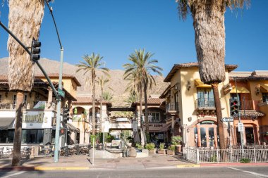 Palm Springs, Kaliforniya - 27 Haziran. 2024: Palm Springs California şehir merkezindeki alışveriş merkezi manzarası