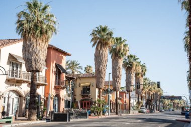 Palm Springs, Kaliforniya - 27 Haziran. 2024: Palm Springs California şehir merkezindeki alışveriş merkezi manzarası