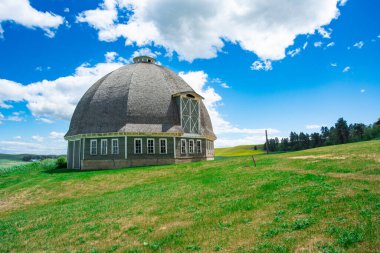 Pullman, Washington - 5 Haziran 2021: Washington 'un Palouse kırsalındaki tarihi Leonard Yuvarlak Ahırı