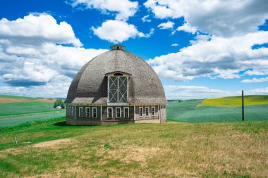 Pullman, Washington - 5 Haziran 2021: Washington 'un Palouse kırsalındaki tarihi Leonard Yuvarlak Ahırı