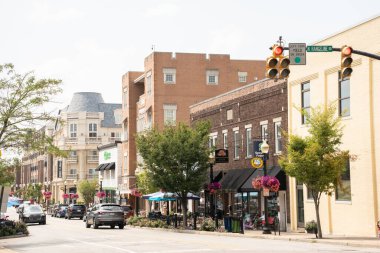 Carmel, Indiana - 25 Temmuz 2024: Sanat ve Tasarım Bölgesi yakınlarındaki Monon Trail boyunca Midwest banliyö şehri Carmel Indiana 'dan sokak sahnesi. 