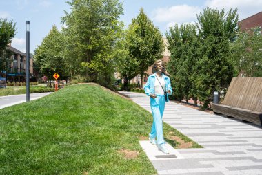 Carmel, Indiana - 25 Temmuz 2024: Sanat ve Tasarım Bölgesi yakınlarındaki Monon Trail boyunca Midwest banliyö şehri Carmel Indiana 'dan sokak sahnesi. 