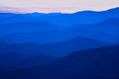 Gün batımında dağ sıraları ve dağ katmanları 