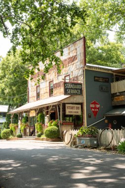 Hikaye, Indiana - 26 Temmuz 2024: Eski mimari ve tabelalarla tarihi şehir merkezi.