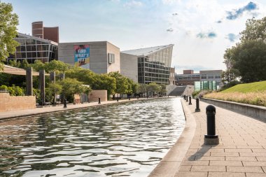 Indianapolis, Indiana - 26 Temmuz 2024: Kanal yürüyüşü ve Indiana Eyalet Müzesi manzaralı Indianapolis şehir merkezinden açık hava sahnesi.