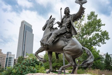 Omaha, Nebraska - 21 Ağustos 2024: Omaha Nebraska şehir merkezinden tarihi olayları resmeden bronz heykellerle Pioneer Courage Park 'ın görüntüsü