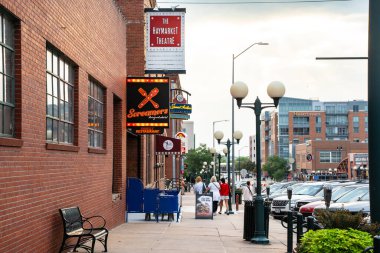Lincoln, Nebraska - 20 Ağustos 2024: Lincoln Nebraska 'nın tarihi Haymarket bölgesinden sokak sahnesi 