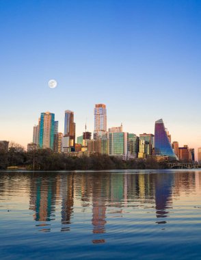 Austin Texas gökdelenleri dolunay ve Lady Bird River ile gün batımında görüldü..