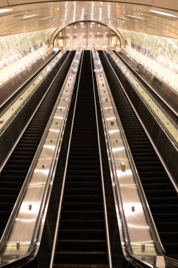 Temiz, yeni ve modern yürüyen merdiven. New York Grand Central İstasyonu.