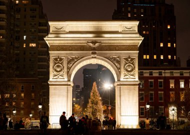 New York City - 25 Aralık 2023: Washington Square Arch 'ın Noel ağacı ve Washington Square Park, Greenwich Village New York' tan görülebilen insanlar ile gece manzarası.