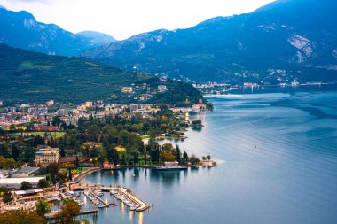 İtalya 'nın Garda Gölü manzarası. Riva Del Garda' nın üstünden. Dağlar ve kasaba manzaralı..