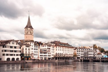 Zürih, İsviçre - 3 Ekim 2024: Mimari ve nehir manzaralı tarihi Zürih Kasabası. 