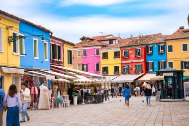 Burano, İtalya - 9 Ekim 2024: Renkli mimari ve manzaralı Burano İtalya sahnesi.