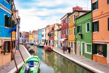 Burano, İtalya - 9 Ekim 2024: Renkli mimari ve manzaralı Burano İtalya sahnesi.