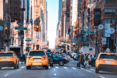 New York Şehri, New York - 3 Mart 2024: Manhattan şehir merkezinden sokak sahnesi Arabalar, sarı taksi, insanlar ve binalar. 
