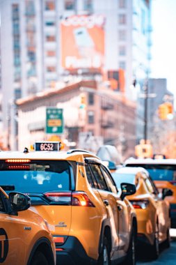 New York City, New York - 3 Mart 2024: Manhattan şehir merkezinde sıradan bir günde New York City sarı taksi kuyruğu. 