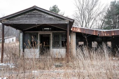 Amerika 'nın kırsal kesimindeki terk edilmiş benzin istasyonu..