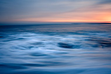 Dramatik hareket soyut Sunset Seascape 'i bulanıklaştırdı