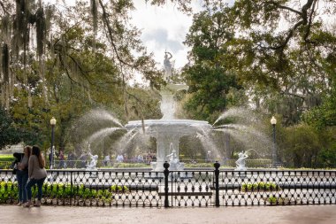 Savannah, Georgia - 19 Şubat 2023 Savannah 'daki tarihi Forsyth Park çeşmesinden görüntü. 