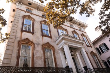 Savannah Georgia şehir merkezinden görülen tarihi mimari örneği. 