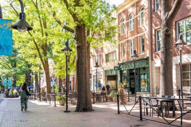 Charlottesville, Virginia- 23 Nisan 2025: Charlottesville VA 'daki tarihi şehir merkezi manzarası güneşli bir günde insanlar ve tarihi mimari manzaralı.