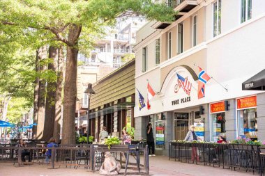 Charlottesville, Virginia- 23 Nisan 2025: Charlottesville VA 'daki tarihi şehir merkezi manzarası güneşli bir günde insanlar ve tarihi mimari manzaralı.