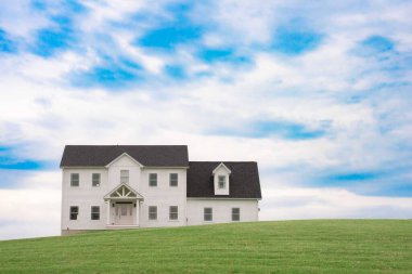 Gök mavisi çimenli, yeşil çimenli Idyllic beyaz ev