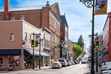 Stauton, Virginia - 23 Nisan 2025: Blue Ridge Dağları boyunca tarihi Stauton, Va şehir merkezi manzarası.