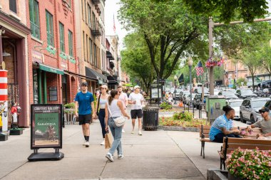 Saratoga Springs, NY - 12 Temmuz 2025: Tarihi Saratoga Springs New York 'tan sokak sahnesi.