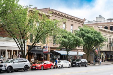 Saratoga Springs, NY - 12 Temmuz 2025: Tarihi Saratoga Springs New York 'tan sokak sahnesi.