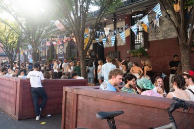 Brooklyn, New York - 4 Ekim 2025: Geleneksel Alman Ekim Festivali için Williamsburg Brooklyn 'de kalabalık toplandı