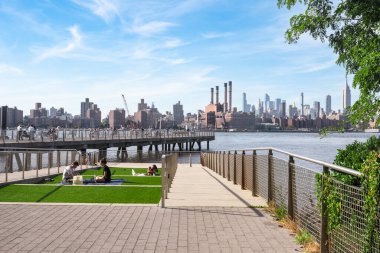 Brooklyn, New York - 4 Ekim 2025: New York City ufuk çizgisi manzaralı Willamsburg Brooklyn 'deki rıhtım parkından görüntü. 