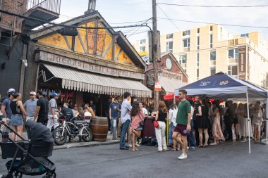 Brooklyn, New York - 4 Ekim 2025: Geleneksel Alman Ekim Festivali için Williamsburg Brooklyn 'de kalabalık toplandı