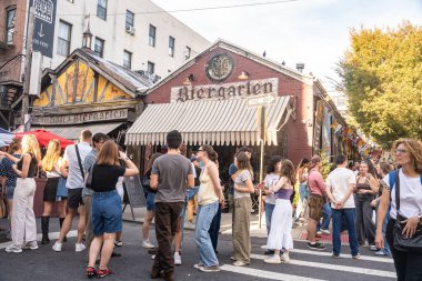 Brooklyn, New York - 4 Ekim 2025: Geleneksel Alman Ekim Festivali için Williamsburg Brooklyn 'de kalabalık toplandı