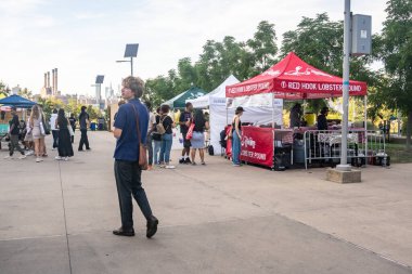 Brooklyn, New York - 4 Ekim 2025: İnsanlar Williamsburg Brooklyn 'deki Brooklyn Smorgasburg açık büfesinde yemek satıcılarını ziyaret ediyor. 