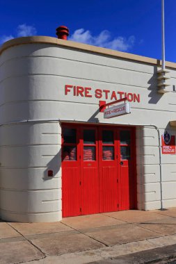 Peak Hill, New South Wales, Avustralya - 1 Mayıs 2022: Newell Otoyolu üzerindeki Sanat ve El Sanatları Merkezi binası, Oceanic mimari tarzında, yerel itfaiye istasyonundan ve Konsey Odalarından dönüştürüldü.