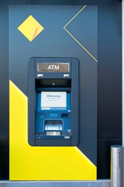 Hobart, Tazmanya, Avustralya 25 Ağustos 2025: Yakın tarihte ana caddeye kurulan yeni bir Commonwealth Bank ATM 'si.