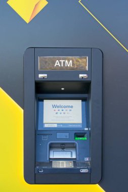 Hobart, Tazmanya, Avustralya 25 Ağustos 2025: Sokağa yeni kurulan Commonwealth Bank ATM 'si.