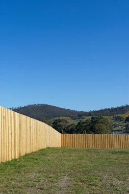 Yeni bir Avustralya banliyösünde boş arazi yeni konut geliştirmeye hazır..
