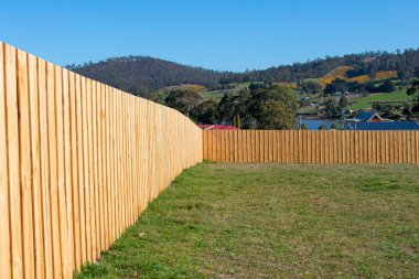 Yeni bir Avustralya banliyösünde boş arazi yeni konut geliştirmeye hazır..