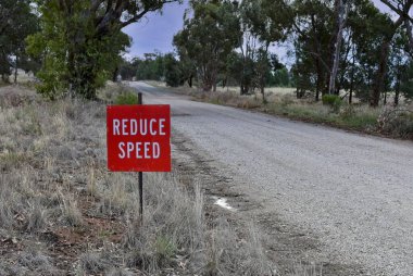 Avustralya kırsalındaki tek şeritli yolda hız sınırını azalt..
