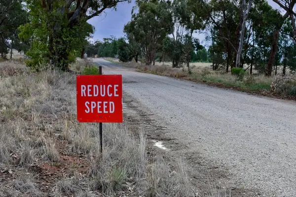 Avustralya kırsalındaki tek şeritli yolda hız sınırını azalt..