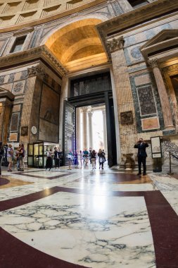 Roma, İtalya - Ekim 05, 2018: Panteon 'un içini ziyaret eden turistler