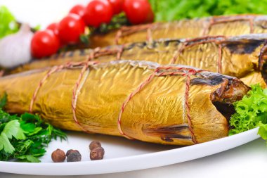 Tabakta iştah açıcı füme balık