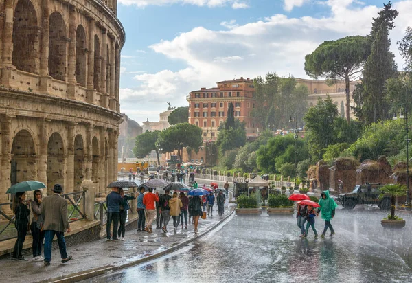 Roma Italia Oct 2018 Lluvia Fuerte Turistas Bajo Sombrillas Coliseo —  Fotos de Stock