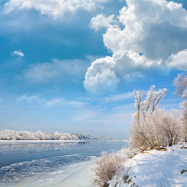 Зимовий Пейзаж Ранок Березі Зимової Річки Ліцензійні Стокові Фото