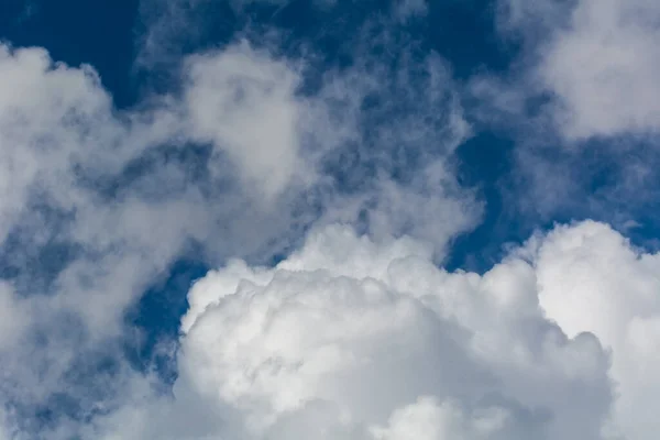 Himmel Und Geprägte Wolken Als Hintergrund Stockfoto